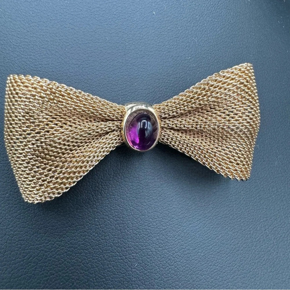Bow Tie Pin with Purple Lucite Cabochon Jewel in Gold Tone Mesh - Picture 3 of 12